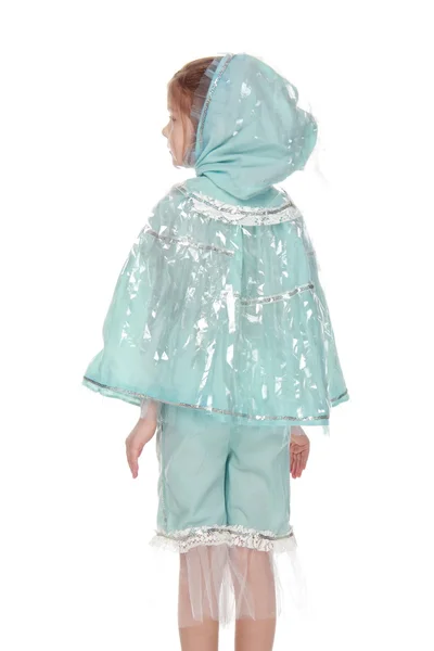 Charmantes kleines Mädchen in einem sanften Regen im Urlaub gekleidet — Stockfoto