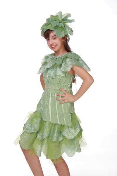Jovem em um belo vestido verde para bola fantasia — Fotografia de Stock