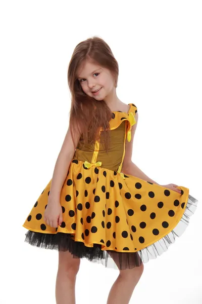 Affascinante bambina emotiva in un abito giallo — Foto Stock