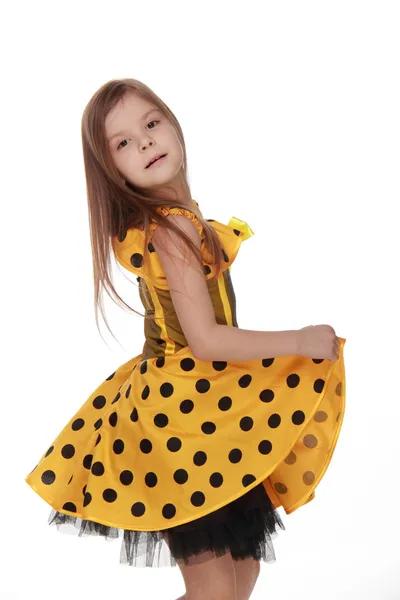 Очаровательная эмоциональная маленькая девочка в жёлтом платье — стоковое фото