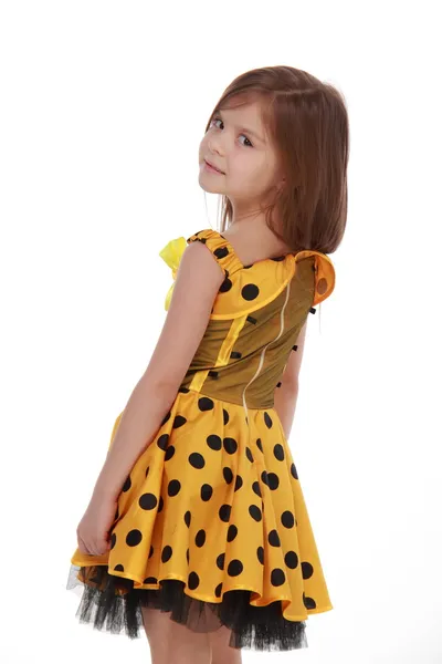 Charmiga känslomässig liten flicka i en gul klänning — Stockfoto