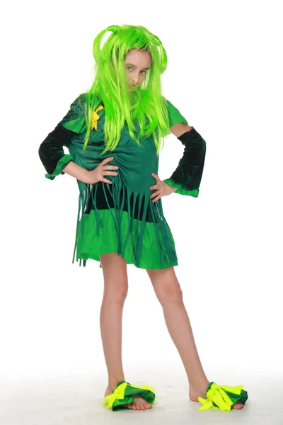 Chica feliz en vestido de fantasía es pelo verde y verde — Foto de Stock