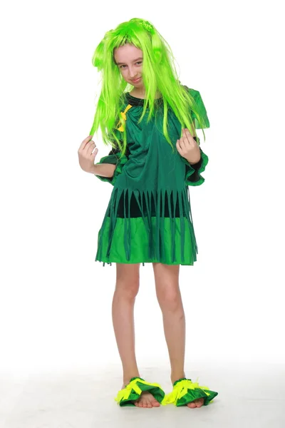 Gelukkig meisje in fancy dress is haar groene en groene — Stockfoto