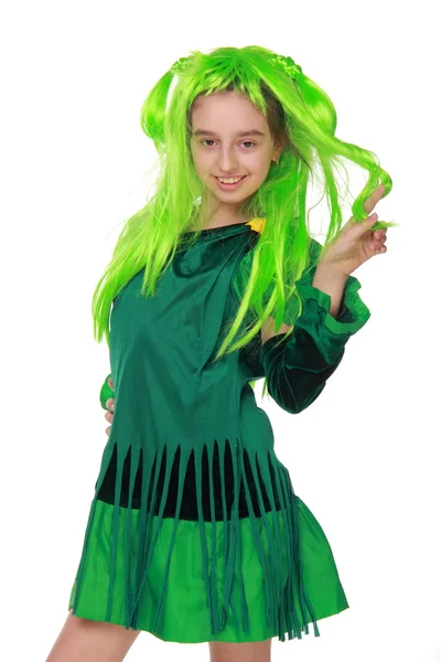 Menina feliz em vestido de fantasia é o cabelo verde e verde — Fotografia de Stock