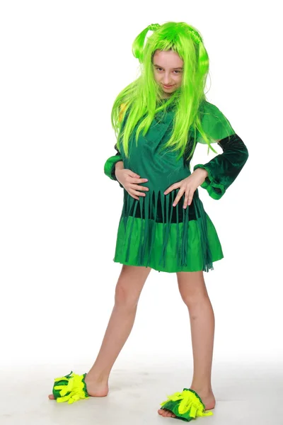 デザインの凝った服で幸せな少女は緑および緑髪です。 — ストック写真