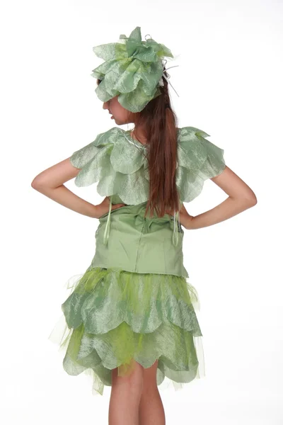 Jovem em um belo vestido verde para bola fantasia — Fotografia de Stock