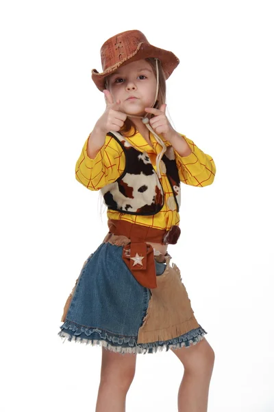 Красива маленька дівчинка в ковбойському костюмі на білому тлі — стокове фото