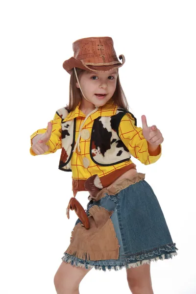 Красивая маленькая девочка в ковбойском костюме на белом фоне — стоковое фото