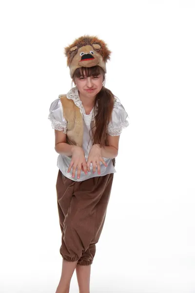 Hermosa niña con una dulce sonrisa en un ridículo vestido de fantasía sobre fondo blanco — Foto de Stock