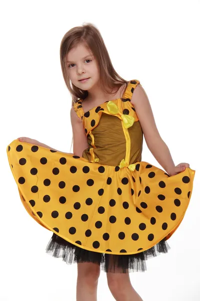 Okouzlující emocionální holčička ve žlutých šatech — Stock fotografie