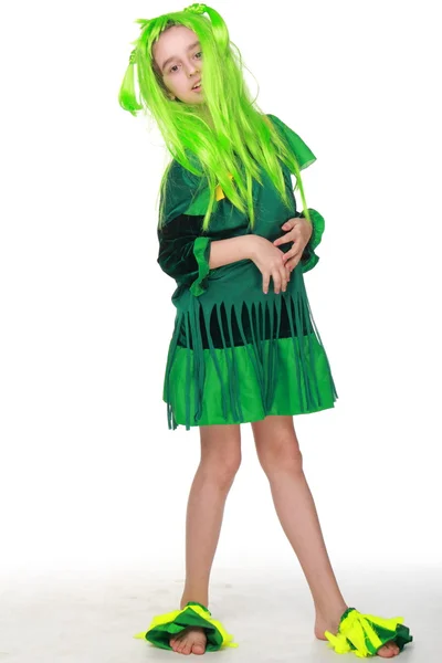 Szczęśliwa dziewczyna w fancy dress jest zielony i zielone włosy na białym tle na halloween — Zdjęcie stockowe