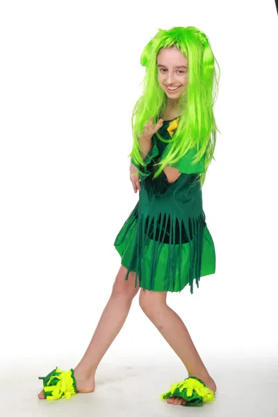 Chica feliz en vestido de fantasía es pelo verde y verde sobre fondo blanco en Halloween —  Fotos de Stock