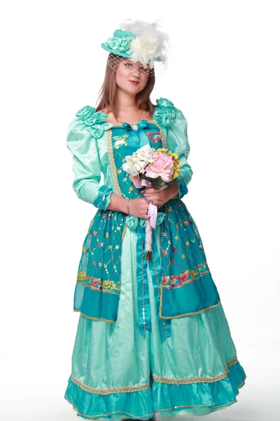 Frau in einem schönen Kleid und einem charmanten Hut mit Blumen — Stockfoto