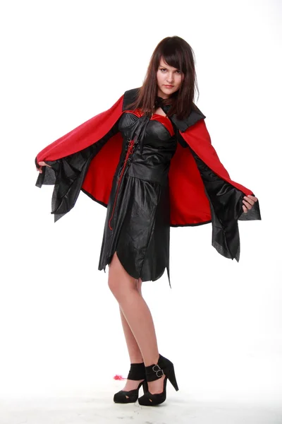 Siyah elbise ve kırmızı pelerin içinde genç bir kadın portresi — Stok fotoğraf