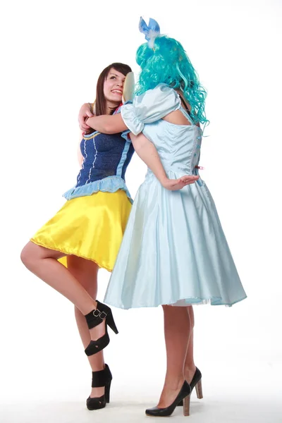デザインの凝った服の 2 人の女の子 — ストック写真