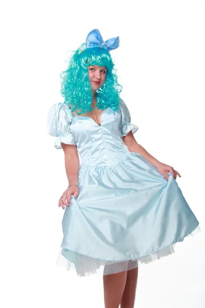 Beyaz elbise ve mavi saçlı genç ve güzel kadın — Stok fotoğraf