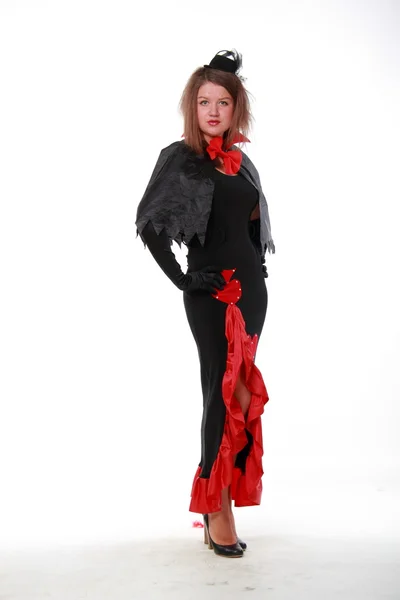 Porträtt av en vacker ung kvinna i en svart klänning för halloween — Stockfoto