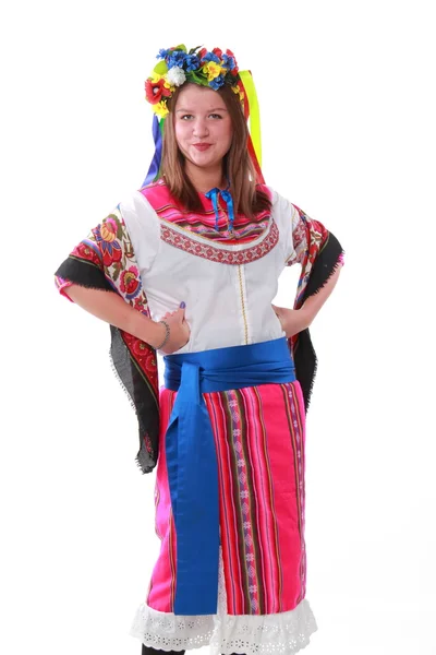 Mädchen mit Blumenkranz und traditioneller ukrainischer Kleidung auf weißem Hintergrund — Stockfoto