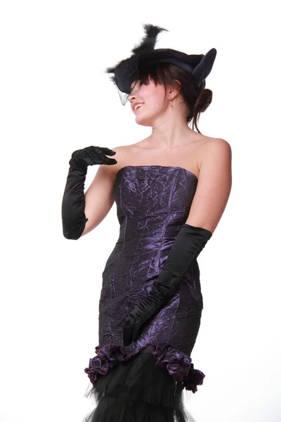 Siyah elbise ve şapka genç bir kadın portresi — Stok fotoğraf
