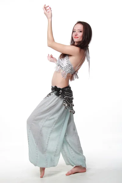 Γυναίκα που χορεύουν το χορό της κοιλιάς σε ένα όμορφο φόρεμα — Φωτογραφία Αρχείου