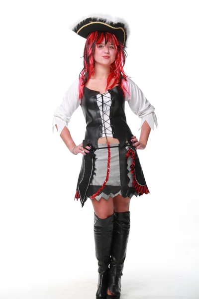 Uroczy młoda kobieta w garnitur i czarny kapelusz pirata — Zdjęcie stockowe