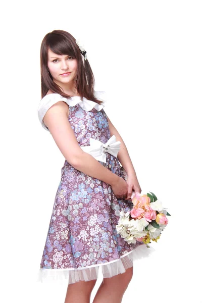 Attraktive junge Frau in einem hellen Kleid mit einem Strauß schöner Blumen — Stockfoto