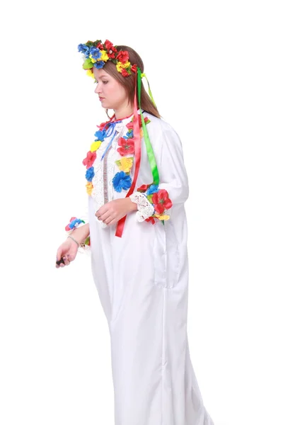 Menina em flores grinalda e roupas tradicionais — Fotografia de Stock