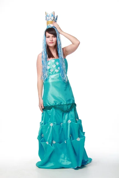 Mavi elbiseli bir genç ve güzel kadın — Stok fotoğraf