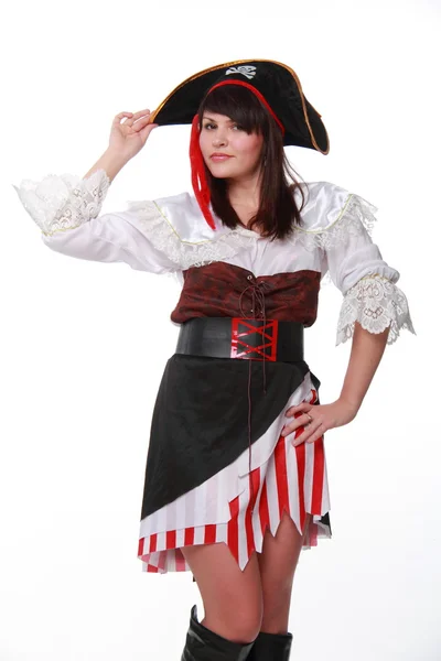 Okouzlující mladá žena v obleku a černý klobouk piráta — Stock fotografie