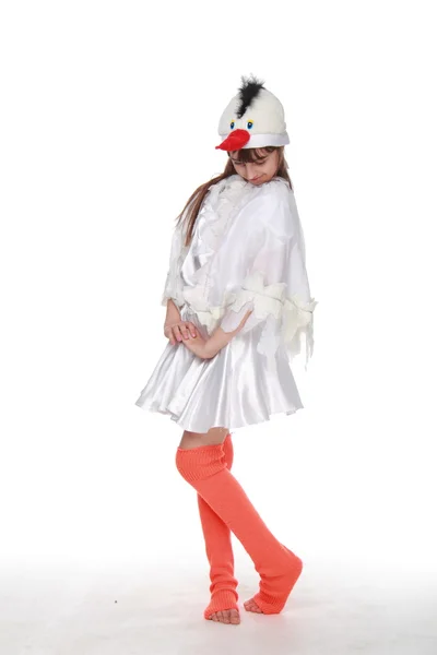 デザインの凝った服コウノトリの小さな女の子 — ストック写真
