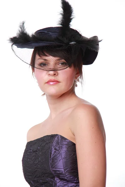 Portrét mladé ženy v černých šatech a klobouk — Stock fotografie
