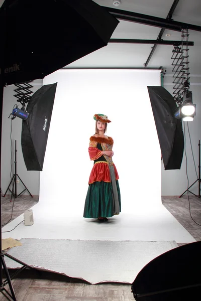 Eine nette junge Frau in einem Kleid aus dem 19. Jahrhundert — Stockfoto