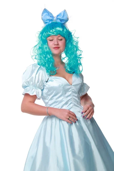 Wanita muda cantik dengan gaun putih dan rambut biru — Stok Foto