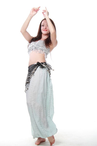 Танец живота женщины в красивом платье
