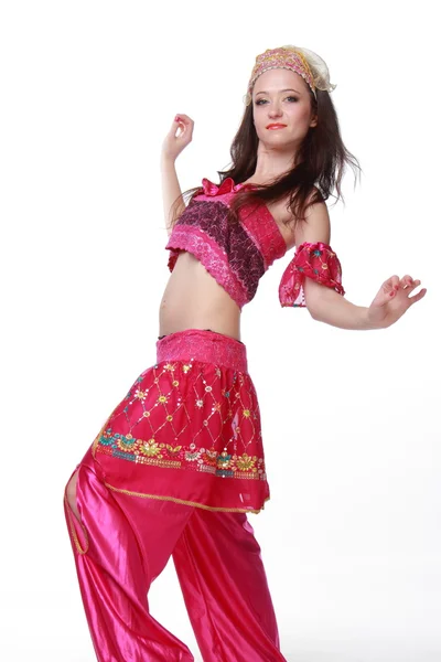Ganska ung flicka i östra klänning dansa magdans — Stockfoto