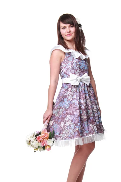 Attraktive junge Frau in einem hellen Kleid mit einem Strauß schöner Blumen — Stockfoto