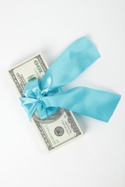 mavi kurdele ile 100 dolar hediye paketi