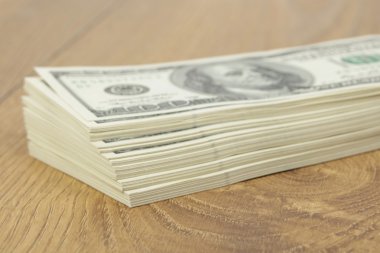 yüz dolarlık banknotlar yığını