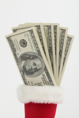 árbol de Navidad decorado con dollar bill y juguete bola