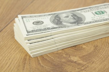 yüz dolarlık banknotlar yığını