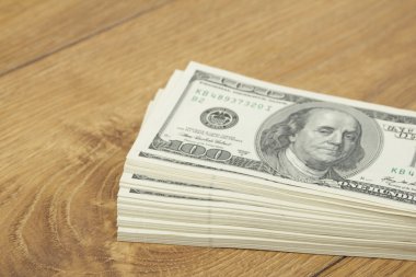 yüz dolarlık banknotlar yığını