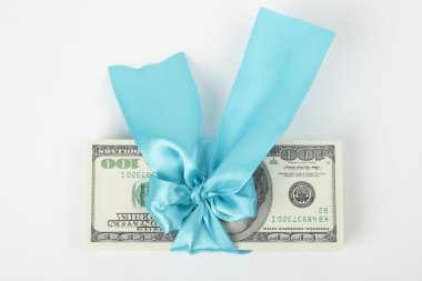 100 dolar beyaz zemin üzerine izole paketi hediye