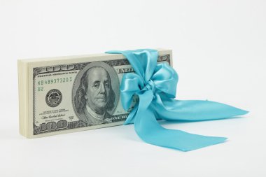 100 dolar beyaz zemin üzerine izole paketi hediye