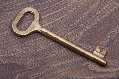 antika anahtar yalıtılmış olarak izole koyu ahşap arka