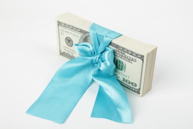 100 dolar beyaz zemin üzerine izole paketi hediye