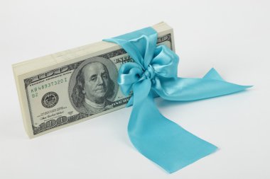 100 dolar beyaz zemin üzerine izole paketi hediye