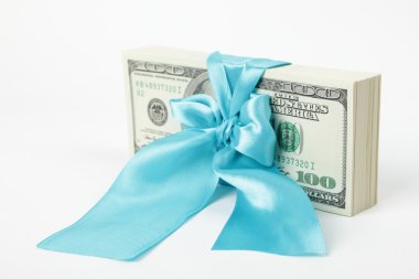 100 dolar beyaz zemin üzerine izole paketi hediye