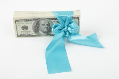 100 dolar beyaz zemin üzerine izole paketi hediye