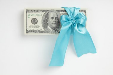 mavi kurdele ile yüz dolar hediye paketi