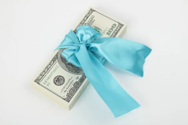 Confezione regalo da 100 dollari con nastro blu — Foto Stock